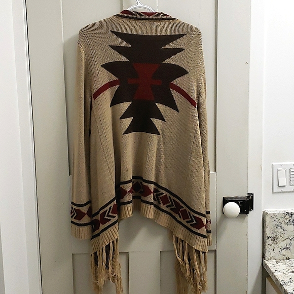 Knit tribal / geo pattern shawl with fringe - Picture 4 of 6